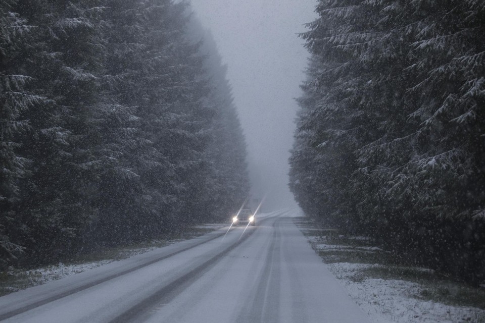 In de Ardennen valt er smeltende sneeuw of sneeuw. 