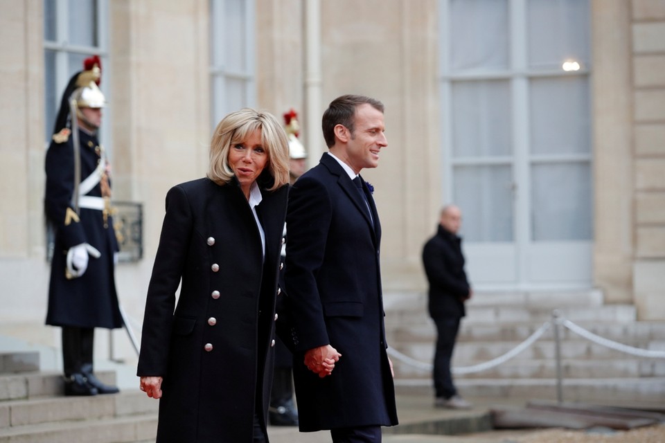 Emmanuel Macron en zijn echtgenote komen aan bij het Elysee 
