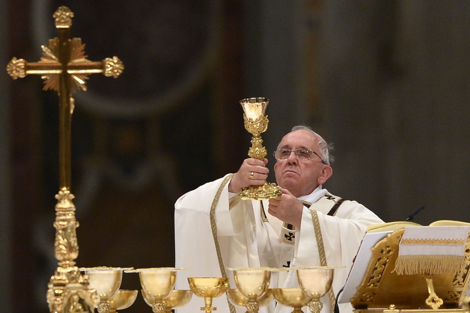 Paus Franciscus leidde zaterdagavond ook de viering waarbij tien volwassenen werden gedoopt. 