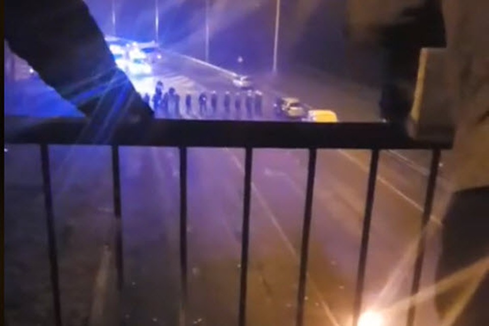 Op beelden is te zien hoe betogers molotovcocktails en steenbrokken richting politie gooien.