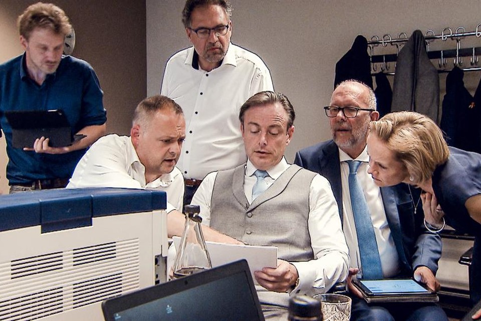 De Wever bekijkt op verkiezingsavond met enkele getrouwen de binnenlopende uitslagen.