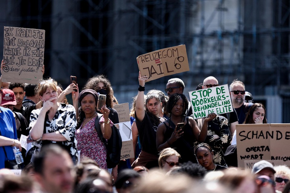 Demonstranten uiten hun ongenoegen over de uitspraak in de zaak-Sanda Dia in Brussel.