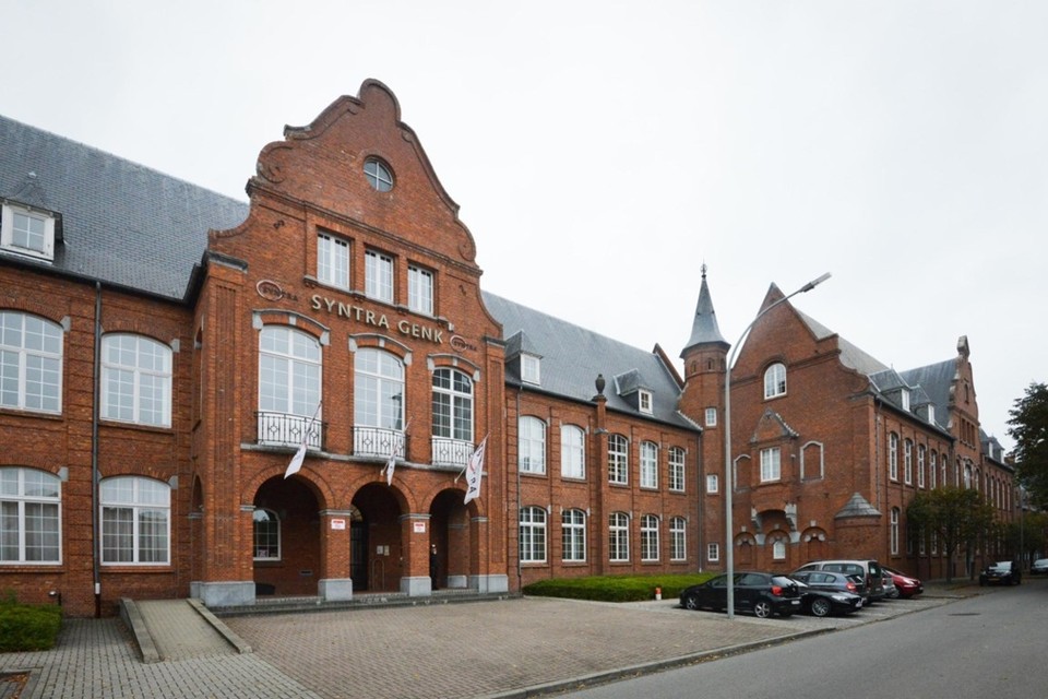 De Belgische Islamitische Federatie (BIF) kocht het oude Syntra-gebouw en wil er naar verluidt de eerste Vlaamse islamitische school in huisvesten. 