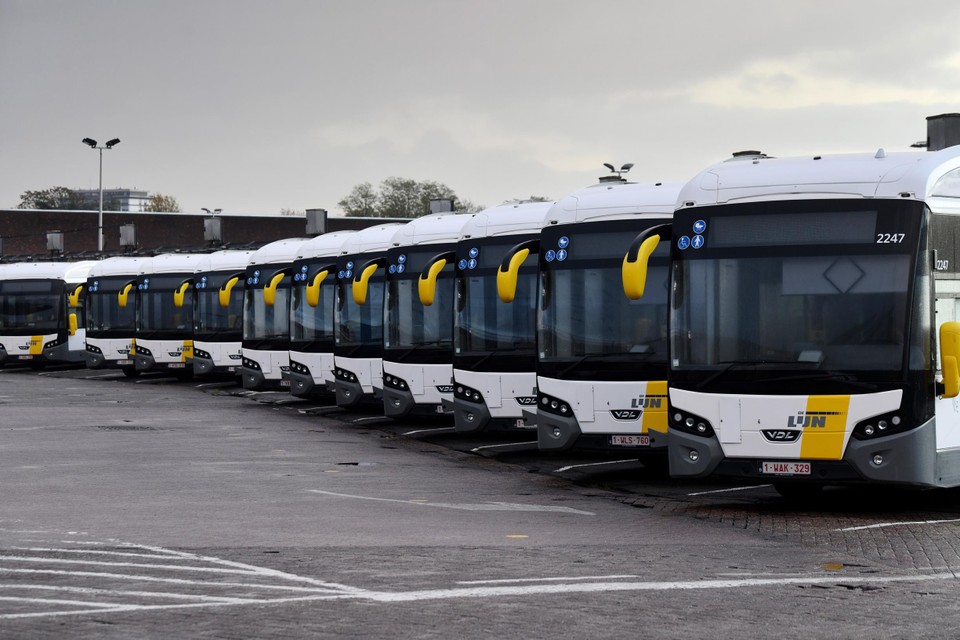 De helft van de bussen en trams van De Lijn rijdt.