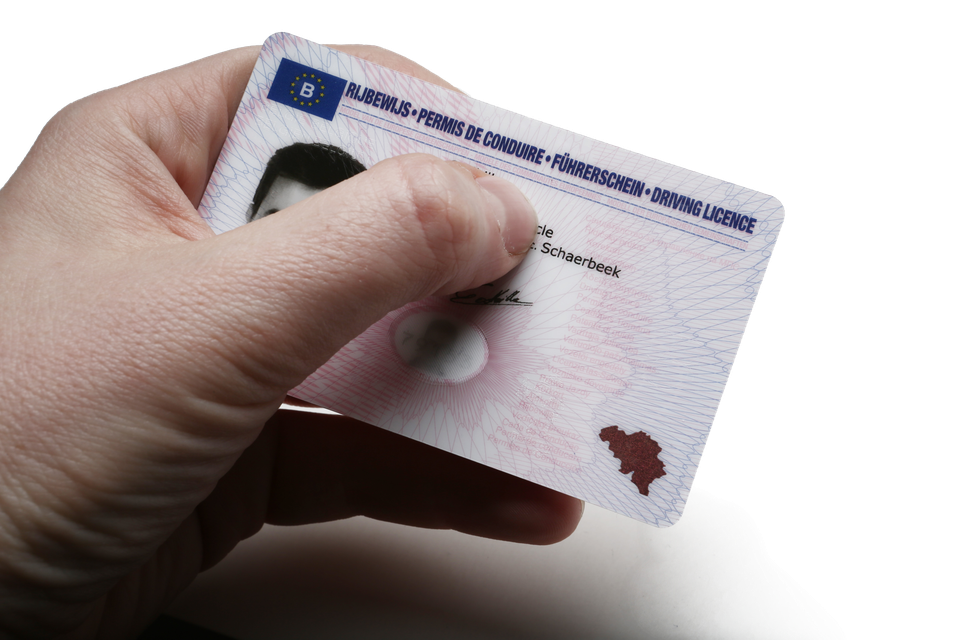 Weg met het papieren rijbewijs, vindt verkeersveiligheidsinstituut Vias: “Voer een digitaal rijbewijs in.”