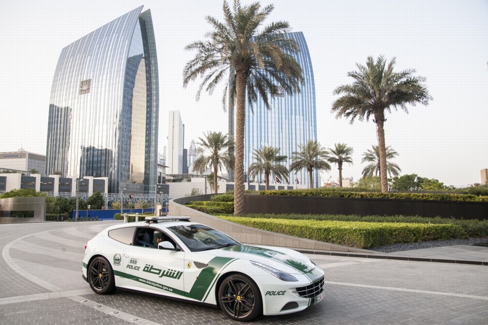 Nordin E.H. is opgepakt in Dubai. Volgens de politie verblijft nog een tiental andere Antwerpse drugscriminelen in de Golfstaat. (Foto: een politieauto in Dubai.) 