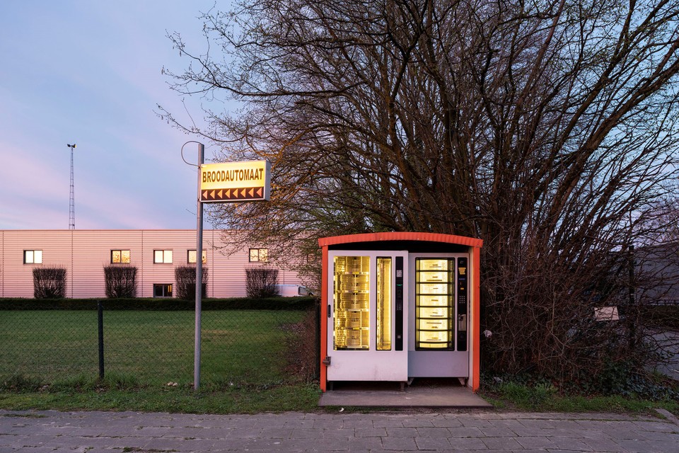 Woensdag 18 maart. Lege broodautomaat bij zonsondergang, Wijnegem, gisterenavond. Lijkt me momenteel veiliger dan de warme bakker iets verderop.