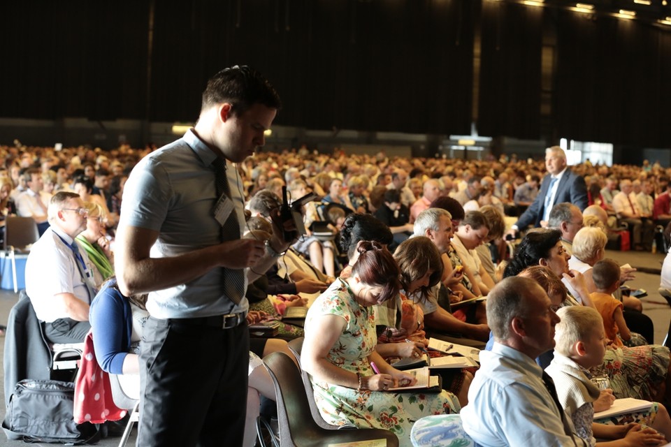 In juli 2015 kwamen duizenden getuigen van Jehova samen voor een congres in Gent. 