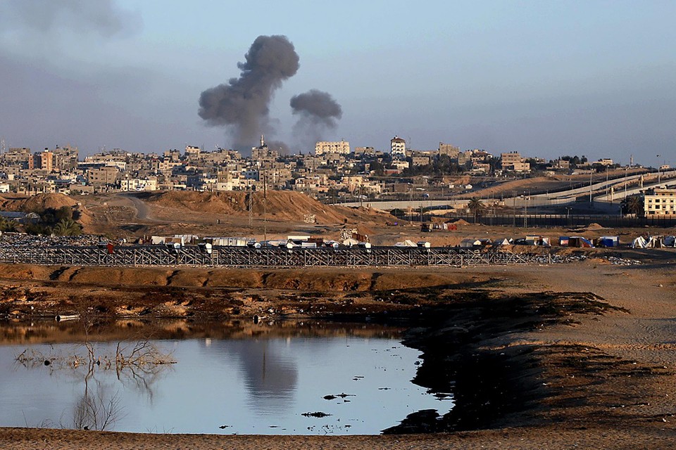 Rook stijgt op na een Israëlische luchtaanval op gebouwen bij de scheidingsmuur tussen Egypte en Rafah.