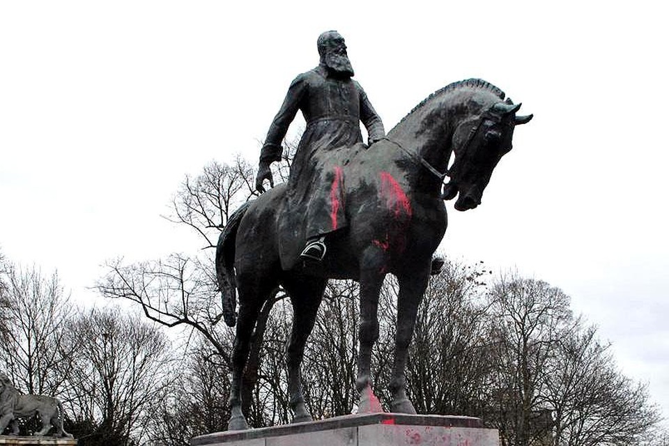 Het standbeeld van Leopold II op het Brusselse Troonplein wordt geregeld beklad. 