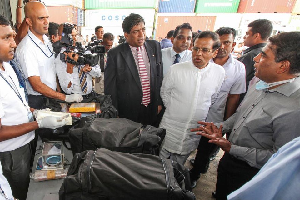 President Maithripala Sirisena (met witte hemd) inspecteert een drugsvangst in de hoofdstad Colombo