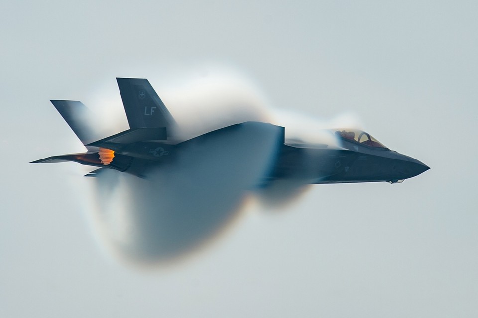Het moment waarop deze F-35 door de geluidsmuur gaat vastgelegd op beeld. 