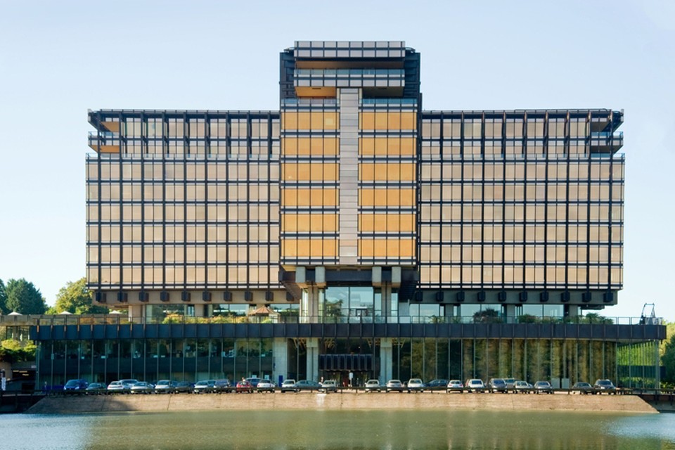 Het gebouw van Royale Belge spiegelt zichzelf in de omliggende meertjes. 