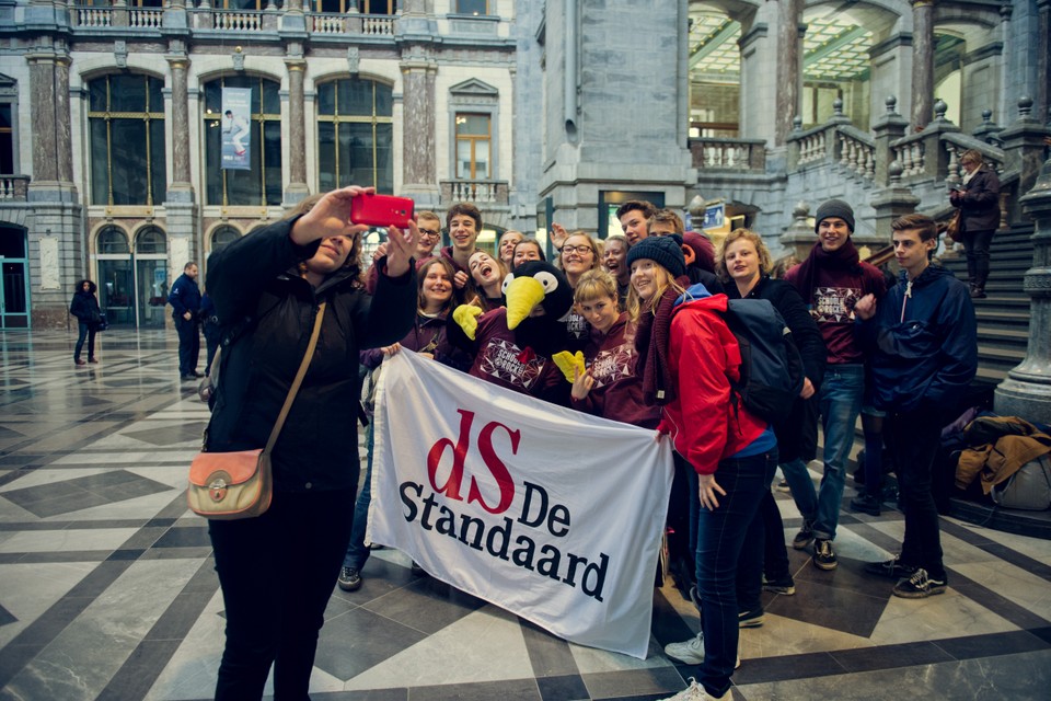 13u45, Centraal station van Antwerpen. Hier moeten de kandidaten een supersized selfie maken. ‘Die pinguïn op de foto was wel de max’, vertelt team Sara Vandaele.
