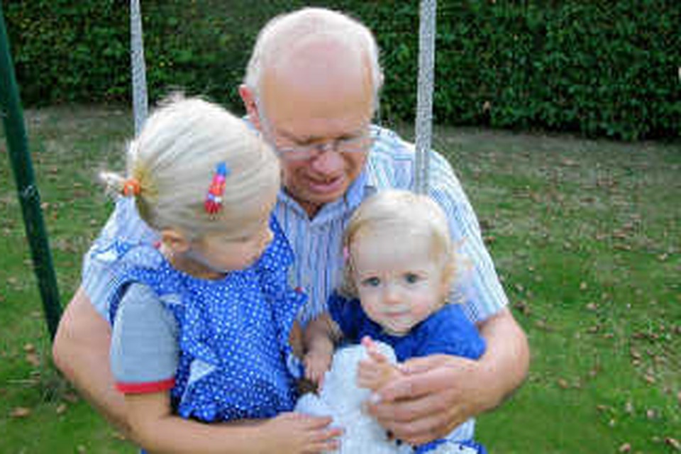 Schepen Paul Hoebrekx met zijn kleindochtertjes Hope en Sterre. adh