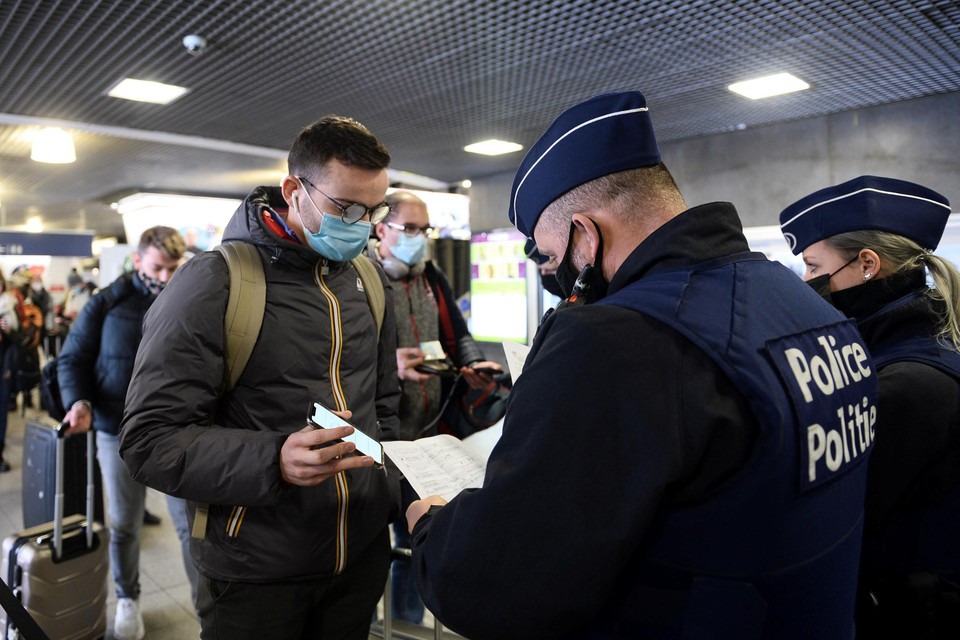 De politie controleert terugkerende Belgen en inreizende buitenlanders in station Brussel-Zuid. 