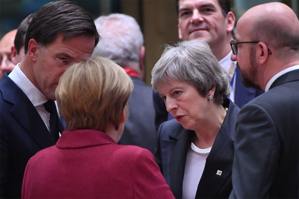 Een toponderonsje: de Nederlandse premier Rutte, de Duitse bondskanselier Merkel, de Britse premier May en onze premier Michel. 