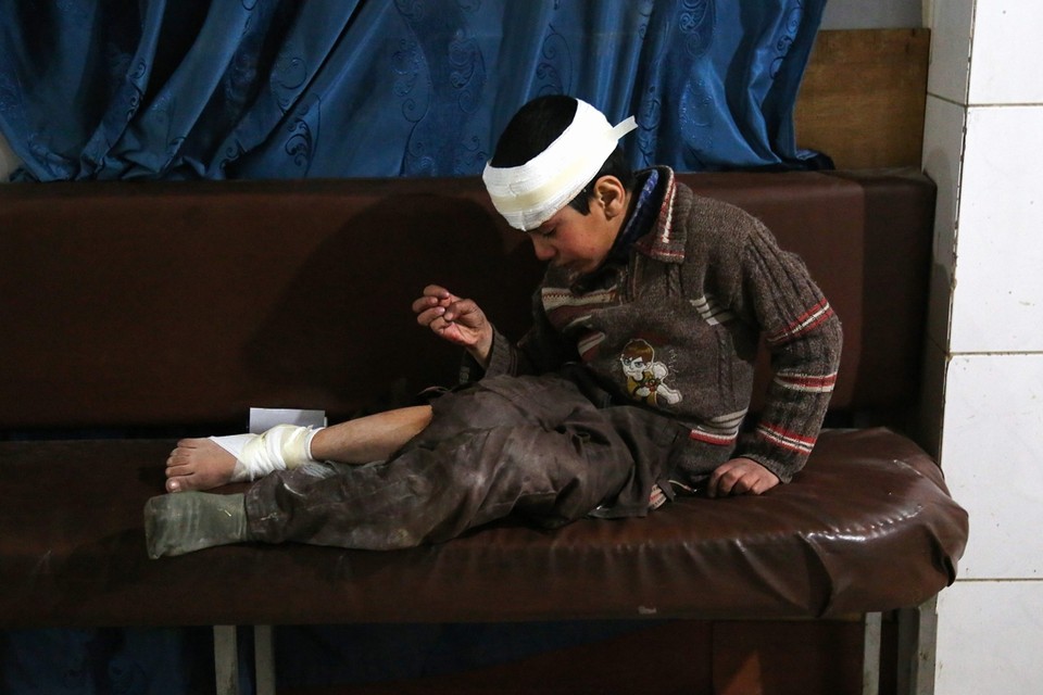 Een 12-jarige jongen huilt terwijl hij wacht op nieuws over zijn moeder, die geopereerd wordt. 