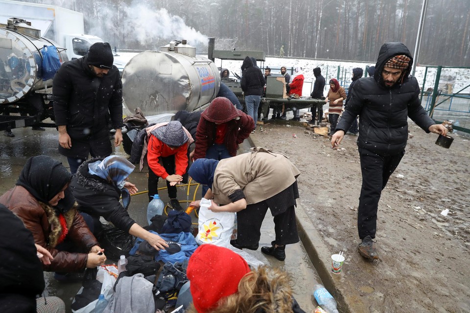 Migranten verzamelen in een kamp bij de grens 