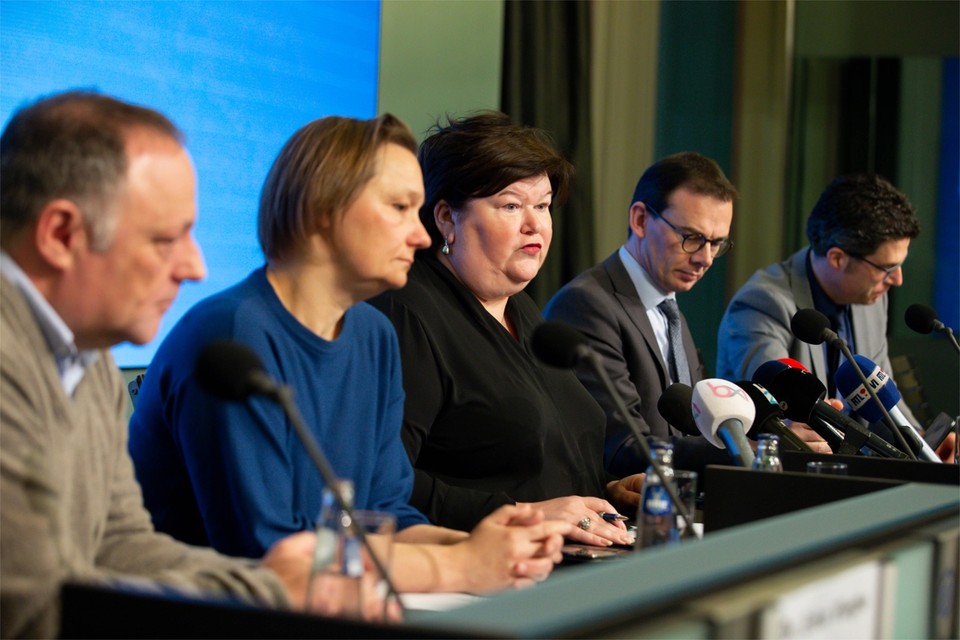 Professor Erika Vlieghe (links naast minister Maggie De Block) zal de expertengroep die de exitstrategie moet bepalen, de GEES, voorzitten. Ook viroloog Marc Van Ranst (uiterst links) zetelt is een van de experts. 