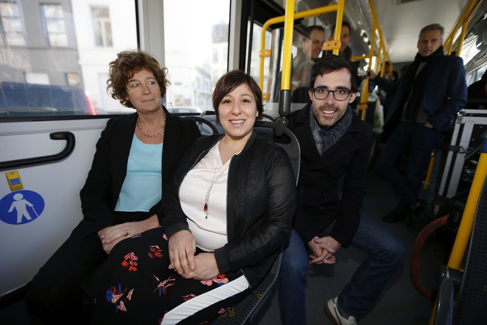 De verkiezingscampagne van Groen vertrok met een elektrische bus. Op de foto: Petra De Sutter, Meyrem Almaci en Kristof Calvo. 
