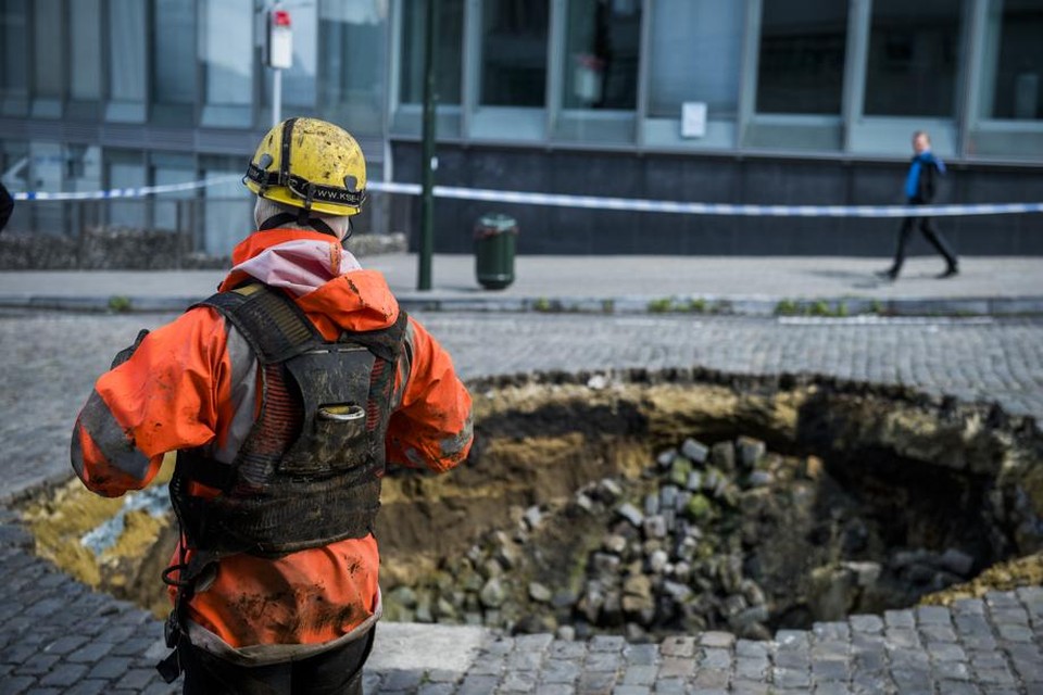 Het zinkgat nabij Brussel-Centraal was het gevolg van een lek in een waterafvoerpijp.