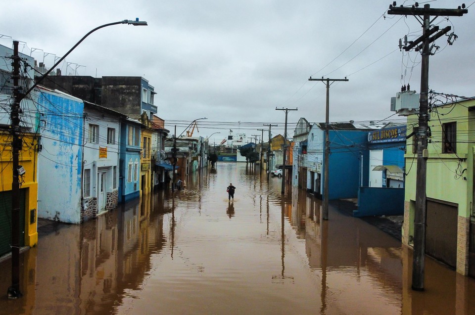 Een man in de overstroomde straten in Porto Alegre.