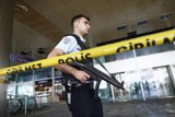 thumbnail: Politieagent patrouilleert aan de luchthaven.