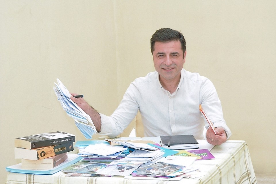 De leider van de pro-Koerdische partij HDP, Selahattin Demirtas, voerde campagne vanuit de gevangenis. 