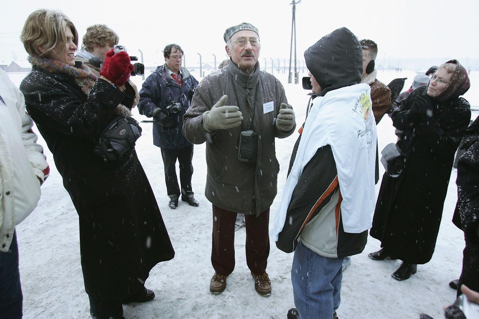 Henri Kichka (centraal) in Polen in 2005, toen Auschwitz 60 jaar bevrijd was. 