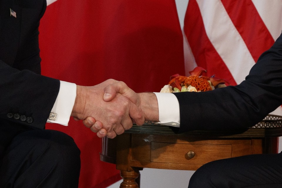 President Trump en president Macron geven elkaar (een stevige) hand. 