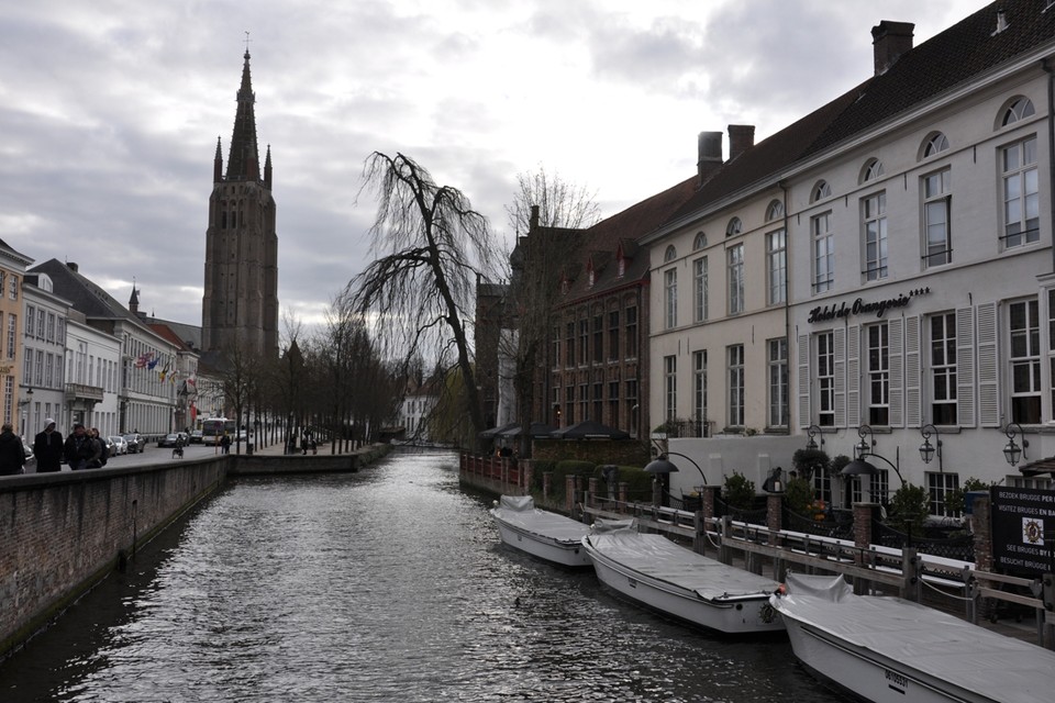 In Brugge liggen de bootjes op de reien er werkloos bij. 