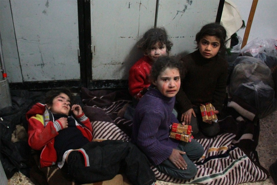 Kinderen slapen in de gangen van geïmproviseerde ziekenhuizen in afwachting van nieuws over hun familieleden. 