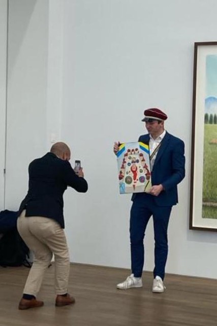 Iemand fotografeerde de studenten die het schilderij achterlieten op de expo.