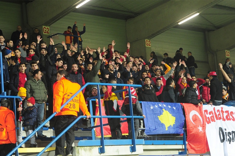Supporters van Galatasaray tijdens de beloftenmatch tegen Anderlecht dinsdagavond.