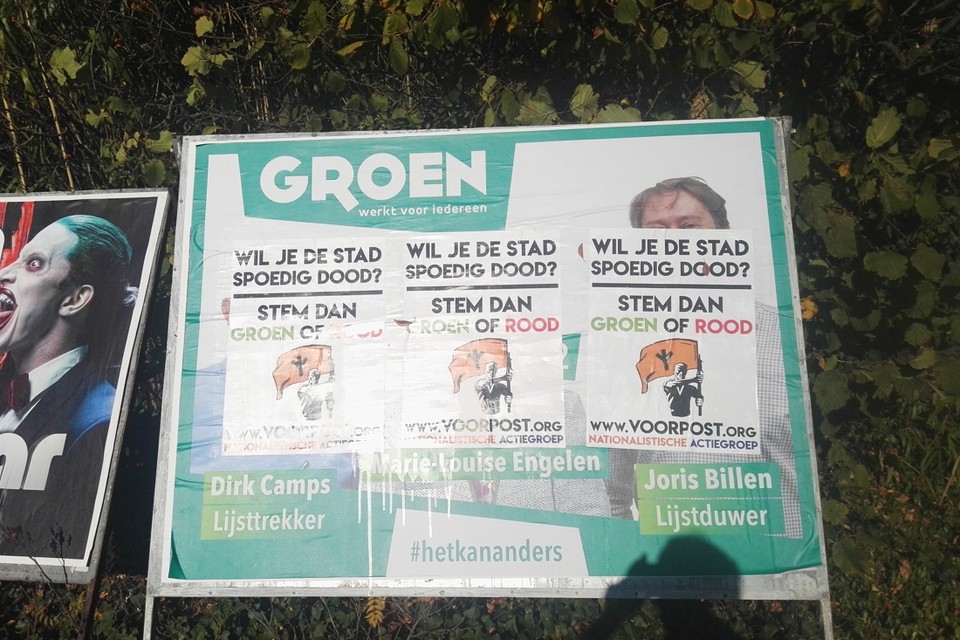 Bekladde affiches van Groen in Tessenderlo. 