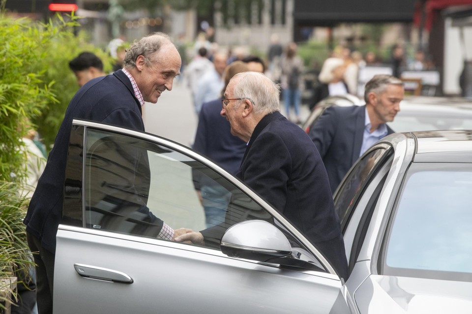 Prins Lorenz helpt het koningspaar uit de auto en het restaurant in.