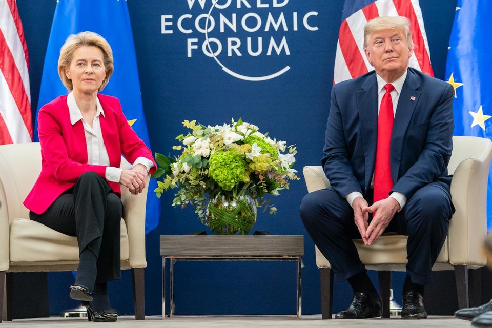 Toenmalig president Donald Trump met Europees Commissievoorzitter Ursula von der Leyen op het WEF in Davos vorig jaar. 