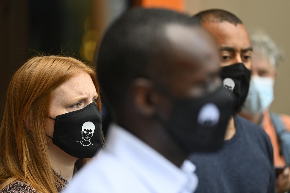 De familieleden van Sanda Dia droegen een mondmasker met een beeltenis van hem, een initiatief van zijn vrienden.   