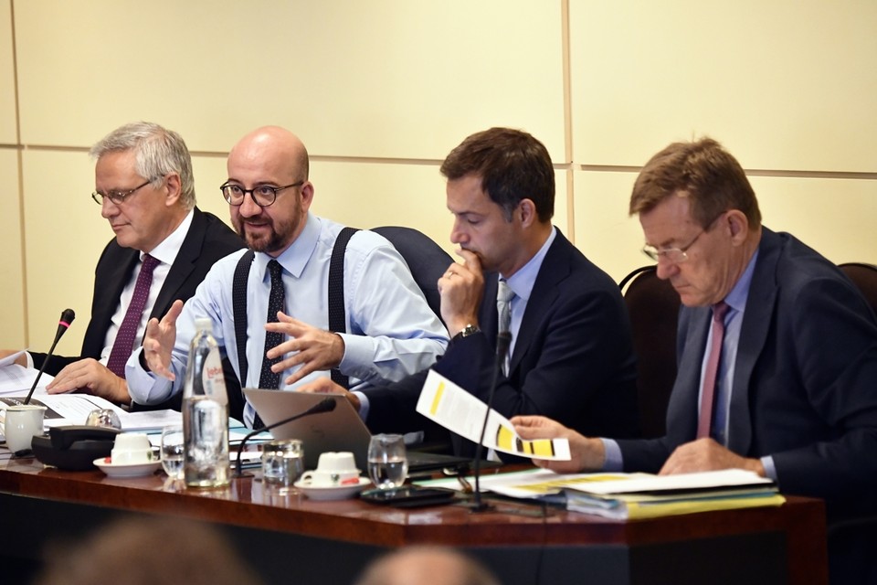 Premier Michel (met bretellen) wordt geflankeerd door vice-premiers Peeters (CD&V), De Croo (Open VLD) en Van Overtveldt (N-VA) 