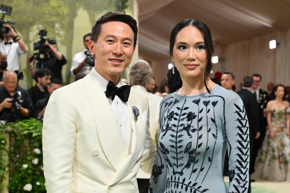 Shou Chew en zijn vrouw Vivian Kao, dinsdag op het Met Gala, discreter dan voorzien.