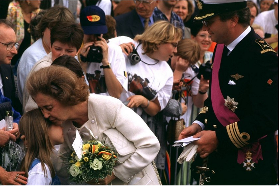 Fabiola neemt bloemen in ontvangst op de Nationale Feestdag (1997).