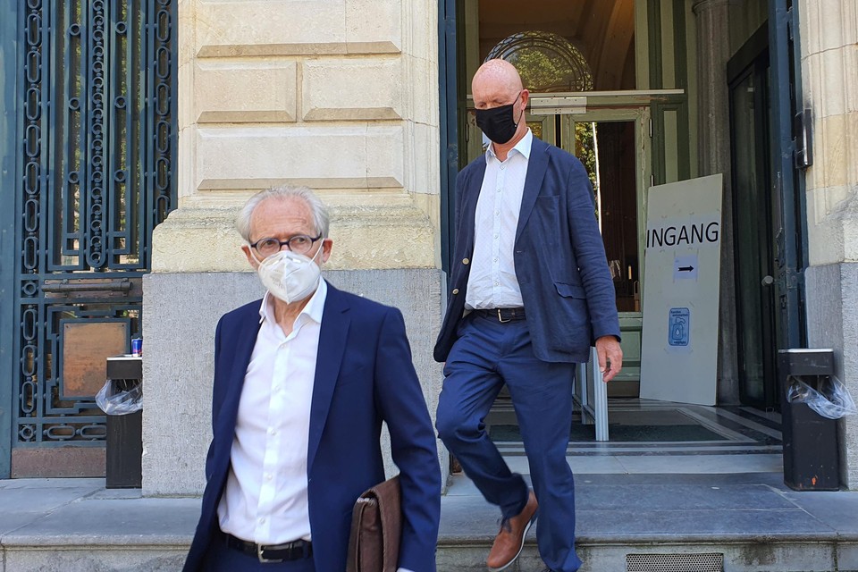 Johan Sabbe (rechts) verlaat het hof van beroep in Gent met zijn advocaat. 