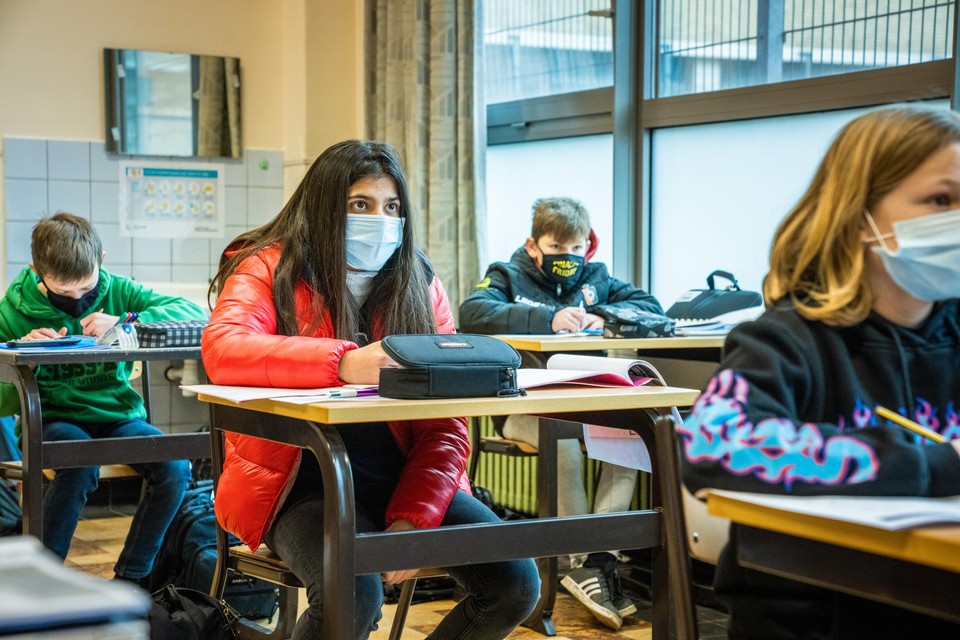 Begin januari dit jaar: het is koud in klaslokalen omdat er verlucht moet worden. Over ventilatie werd nu niets beslist, de Vlaamse regering maakt wel 17,5 miljoen euro vrij voor extra CO2-meters. 