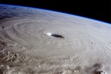 thumbnail: <P>Het oog van de orkaan oogt onheilspellend vanuit de ruimte. </P>