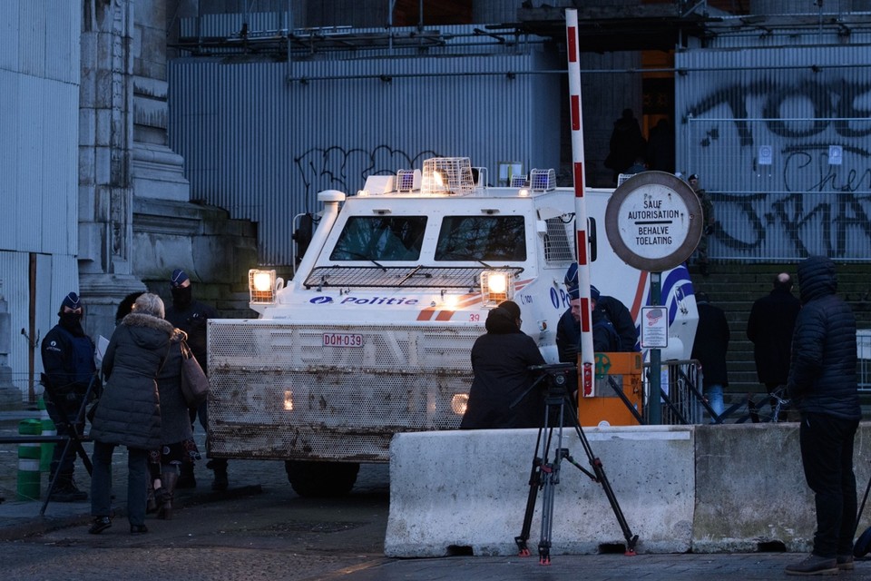 De veiligheidsmaatregelen rond het Justitiepaleis in Brussel maandagochtend waren ongezien. Twee pantserwagens, een helikopter en zo’n 200 politiemensen stonden in voor de beveiliging. 