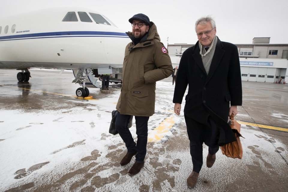 Premier Michel en CD&V-vicepremier Kris Peeters voor hun vertrek naar Davos. 