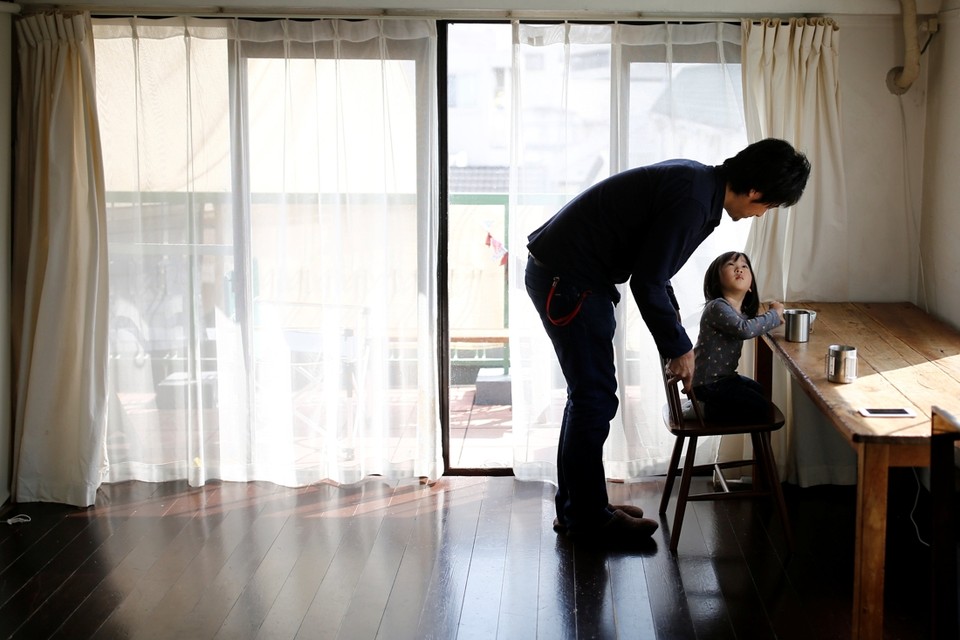 Minimalist Naoki Numahata praat met zijn tweejarige dochter. 