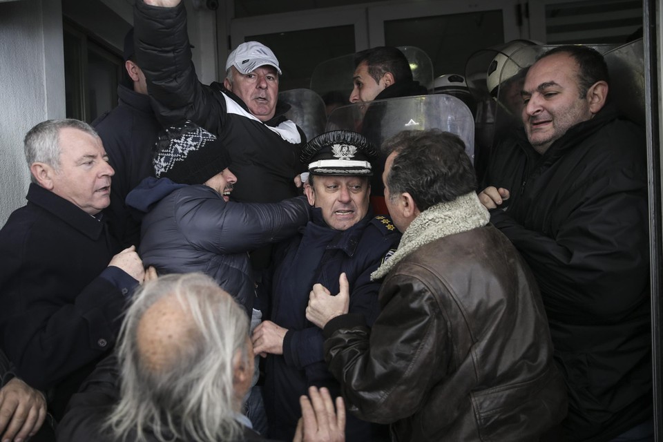 Athene, 2018. Griekse betogers die protesteren tegen het Europese saneringsbeleid clashen met de politie.