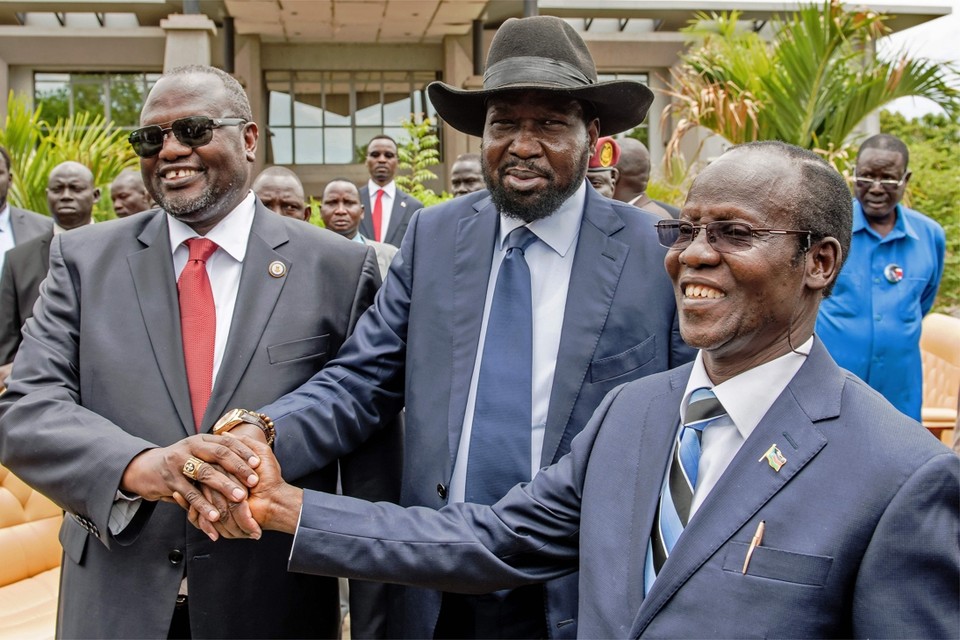 Vlnr: Voormalig rebellenleider en kersvers vicepresident Riek Machar, president Salva Kiir en vicepresident James Wani Igga. Ze drukken elkaar de hand nadat een nieuwe regering gevormd werd. 